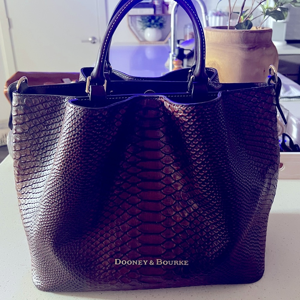 Like New-Dooney & Bourke Espresso Croc Embossed handbag